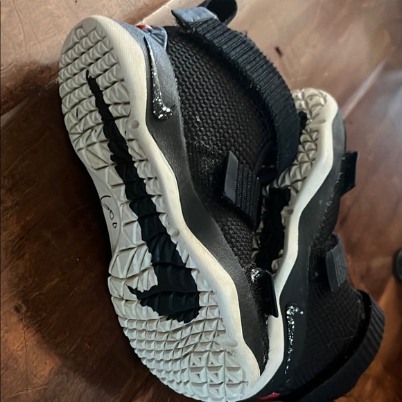 Nike Black and White Sneakers for Versatile Style - Picture 4 of 5